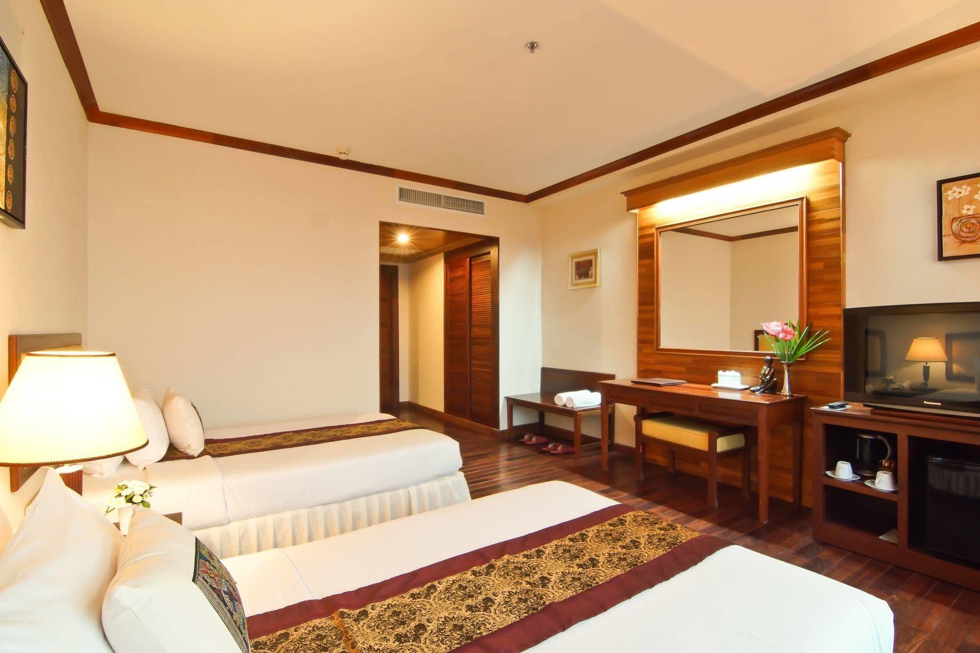 Champasak Grand Hotel Паксе Екстериор снимка