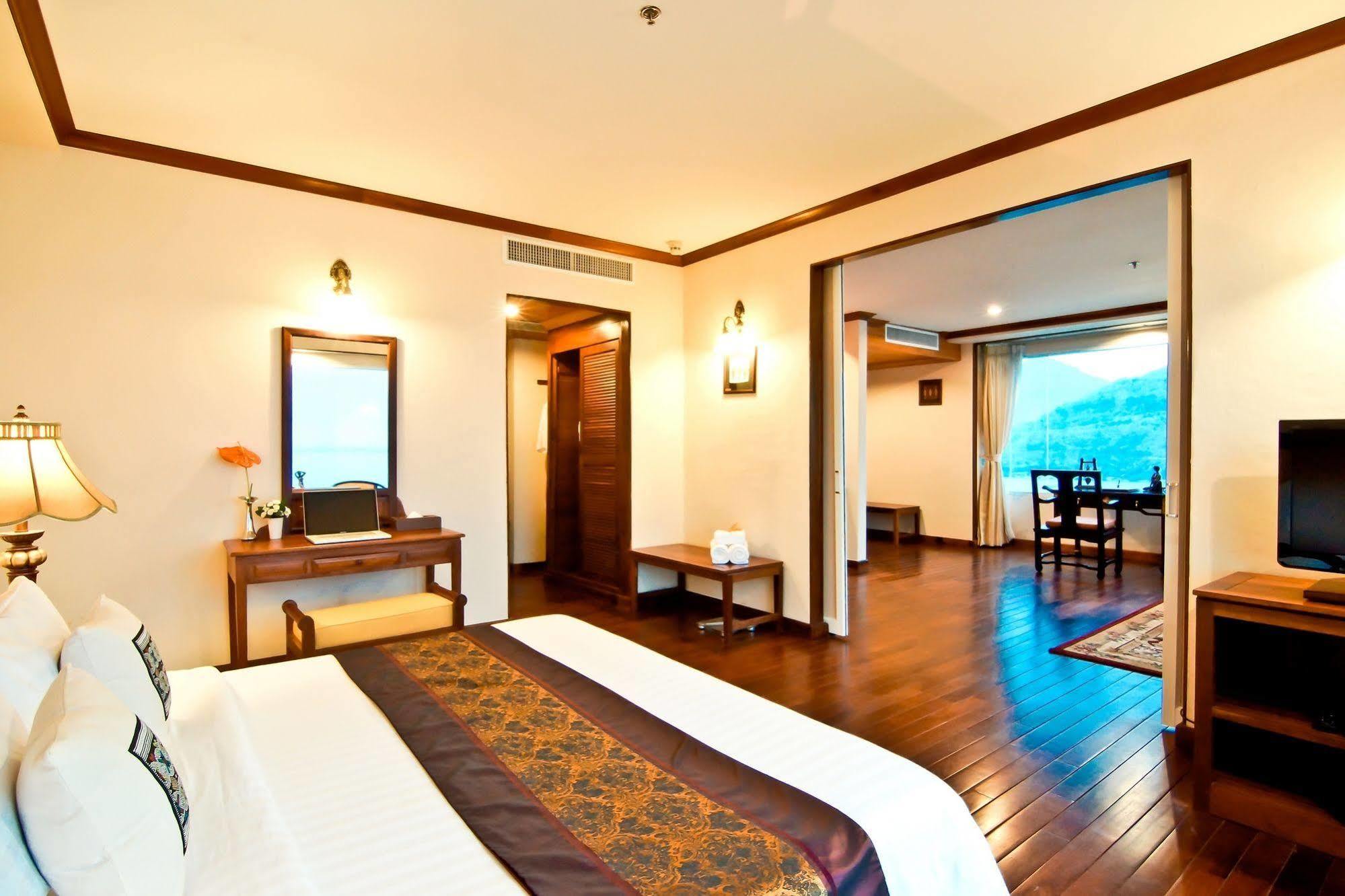 Champasak Grand Hotel Паксе Екстериор снимка