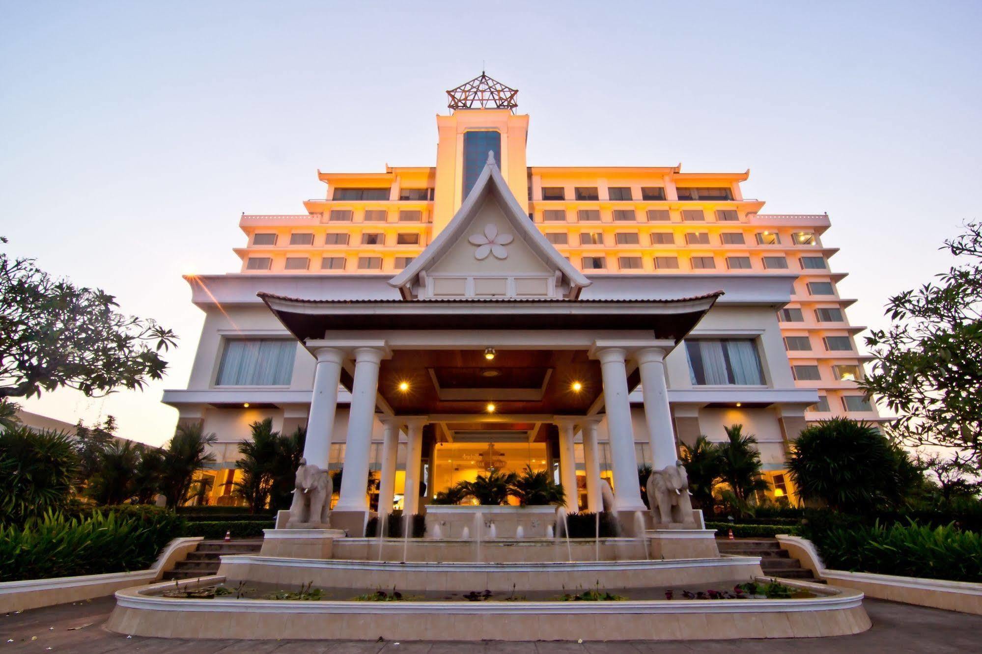 Champasak Grand Hotel Паксе Екстериор снимка