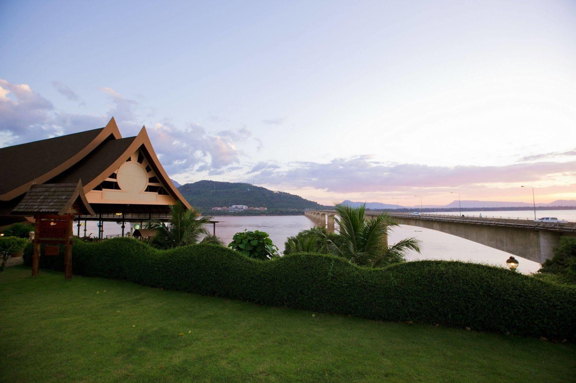 Champasak Grand Hotel Паксе Екстериор снимка