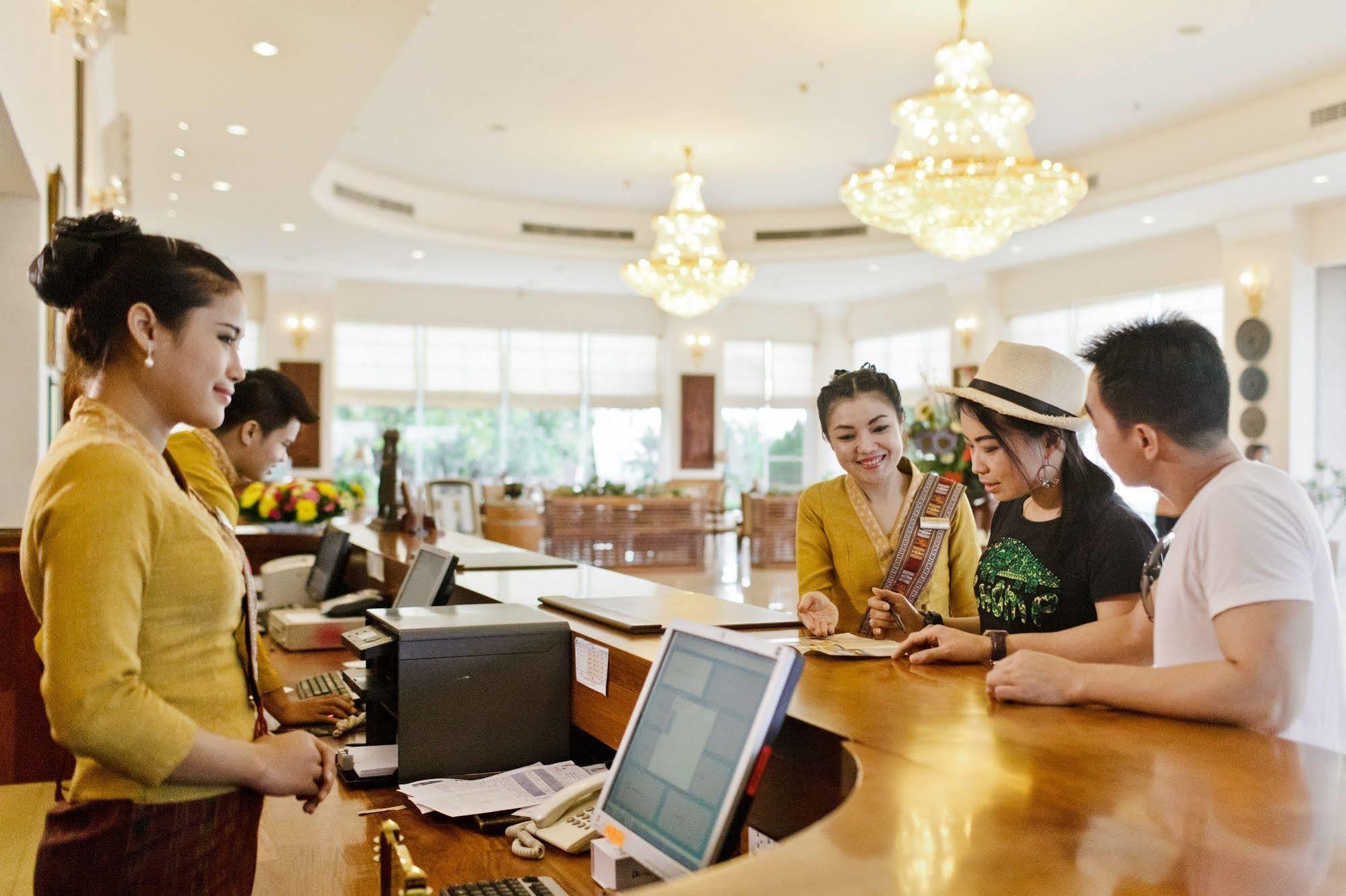 Champasak Grand Hotel Паксе Екстериор снимка