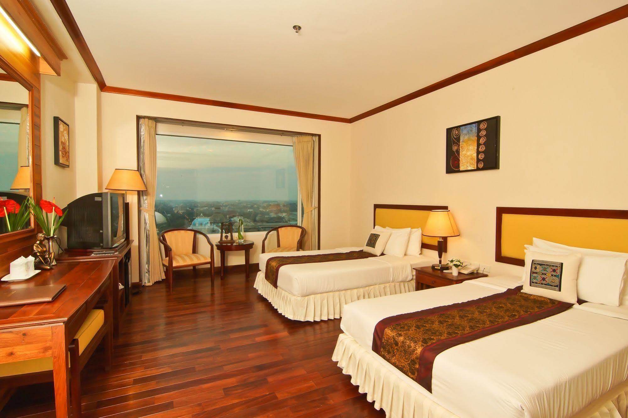Champasak Grand Hotel Паксе Екстериор снимка