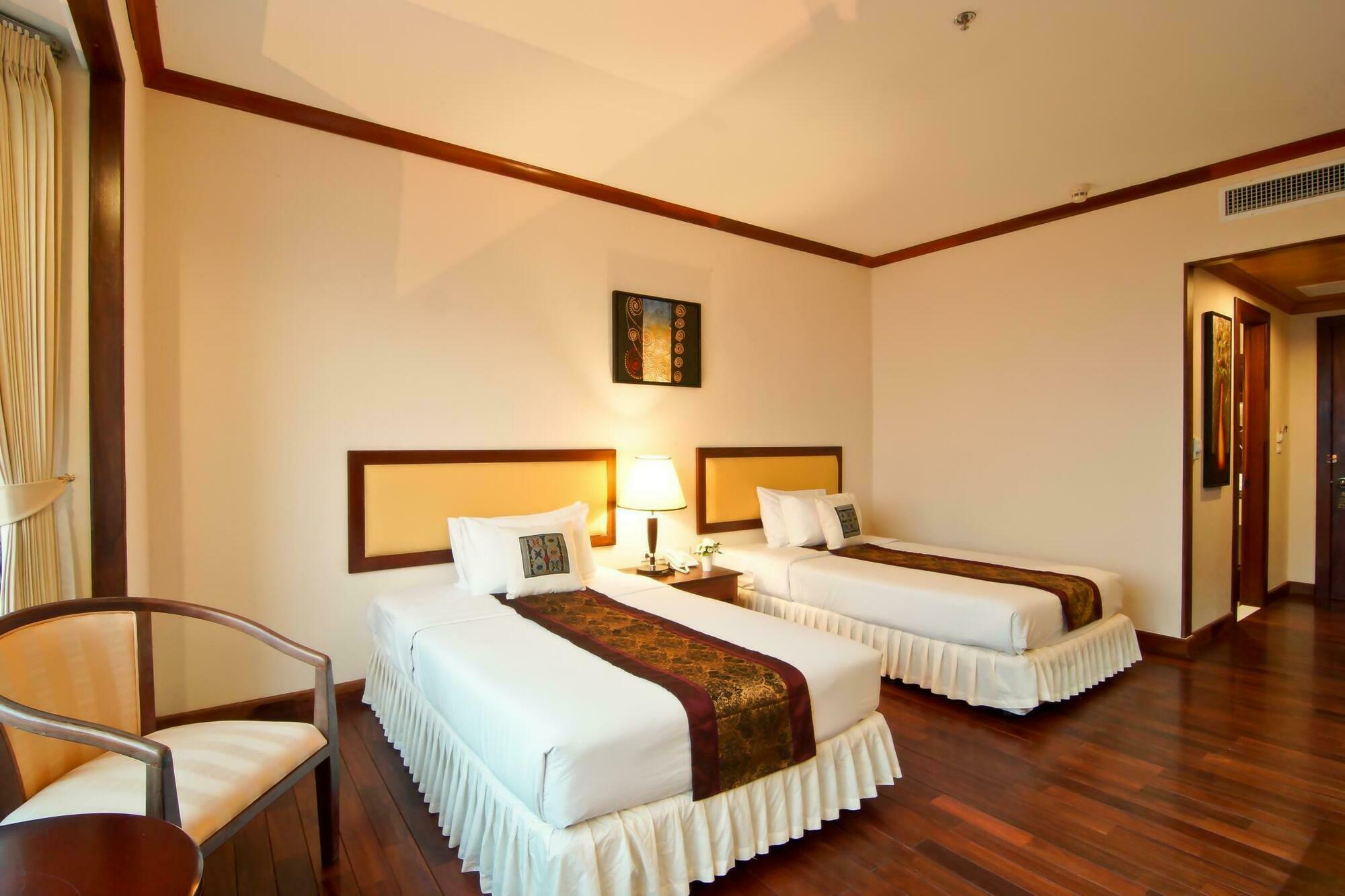 Champasak Grand Hotel Паксе Екстериор снимка